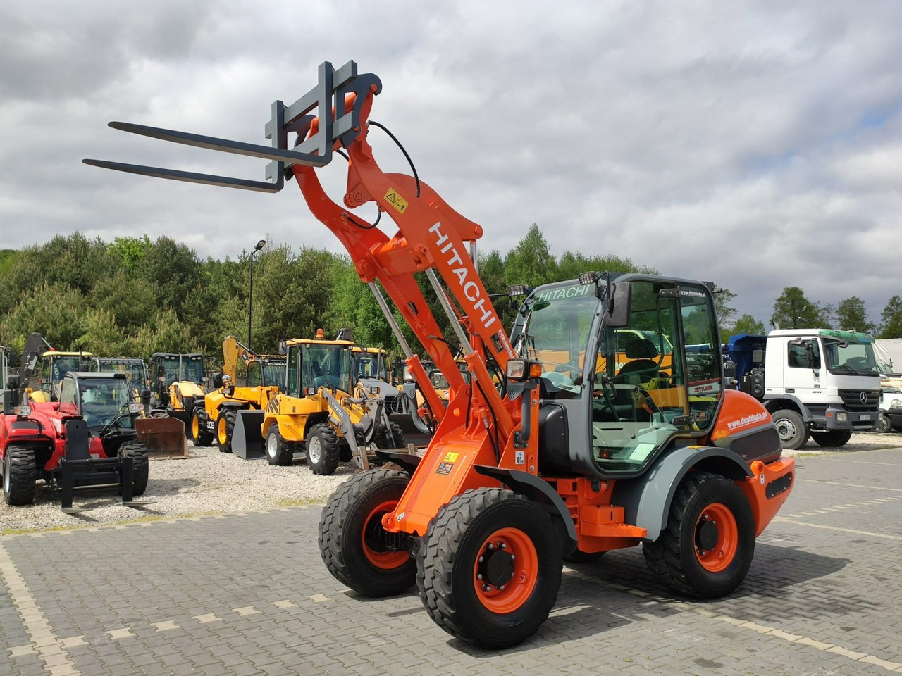 Hitachi ZW75 Wheel Loader Szybko-Złącze Widły Stan Bardzo Dobry - Carregadeira de rodas: foto 1 Hitachi ZW75 Wheel Loader Szybko-Złącze Widły Stan Bardzo Dobry - Carregadeira de rodas: foto 1