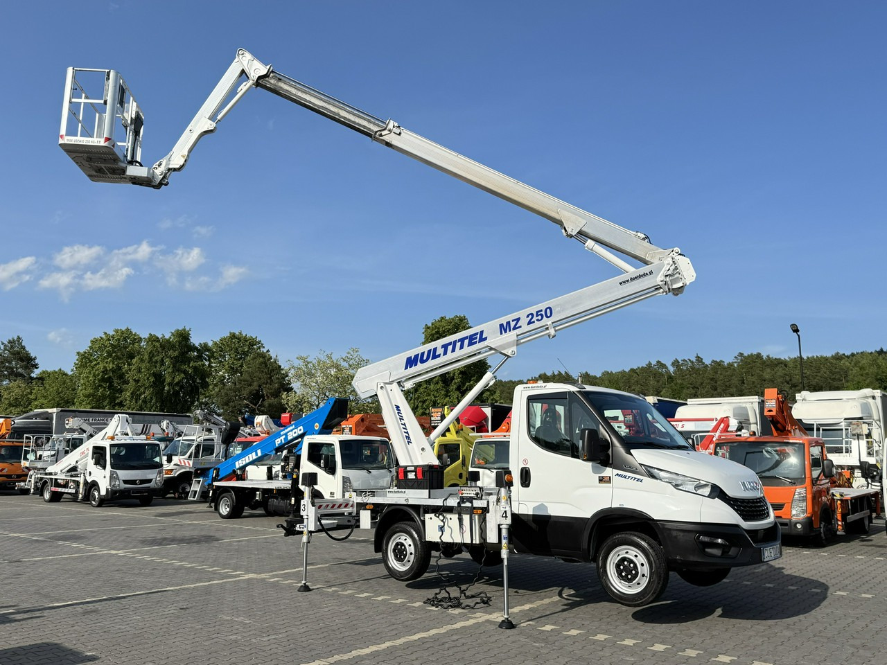 Iveco Daily 35S14 - Caminhão com plataforma aérea: foto 1 Iveco Daily 35S14 - Caminhão com plataforma aérea: foto 1