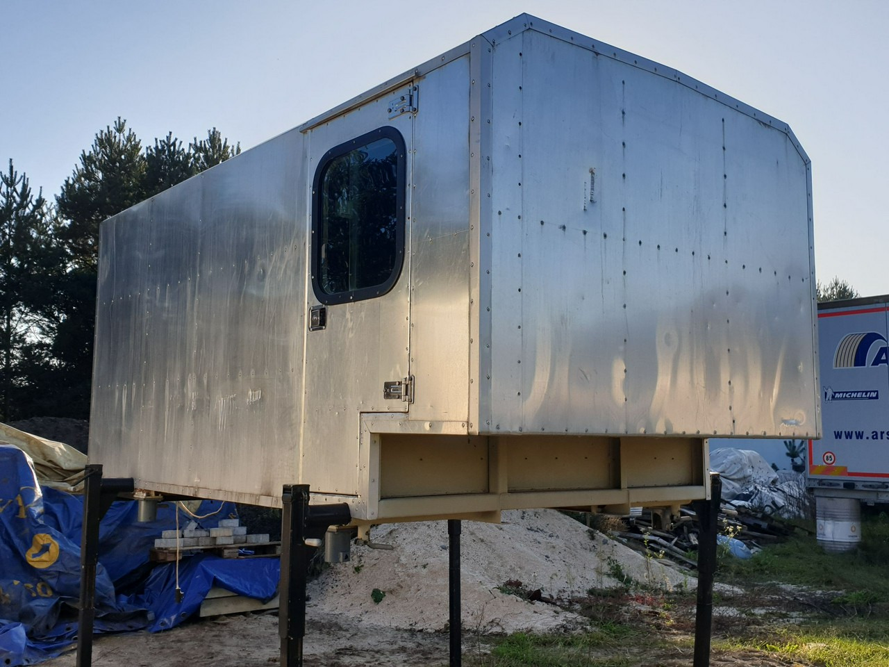 Mercedes ATEGO 1221 - Carroçaria para furgões: foto 3 Mercedes ATEGO 1221 - Carroçaria para furgões: foto 3