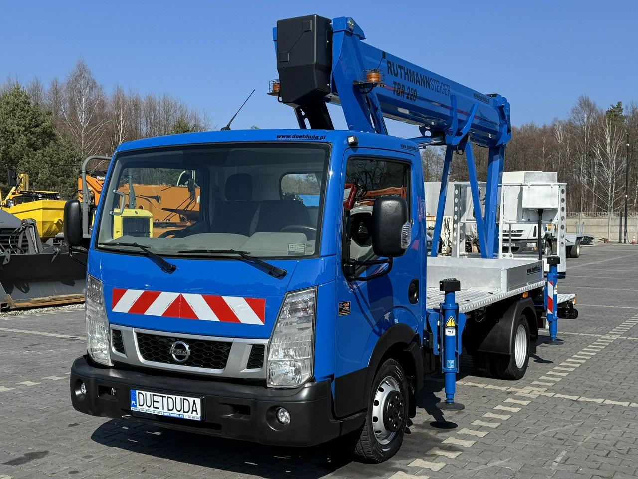 Nissan Cabstar - Caminhão com plataforma aérea: foto 3 Nissan Cabstar - Caminhão com plataforma aérea: foto 3