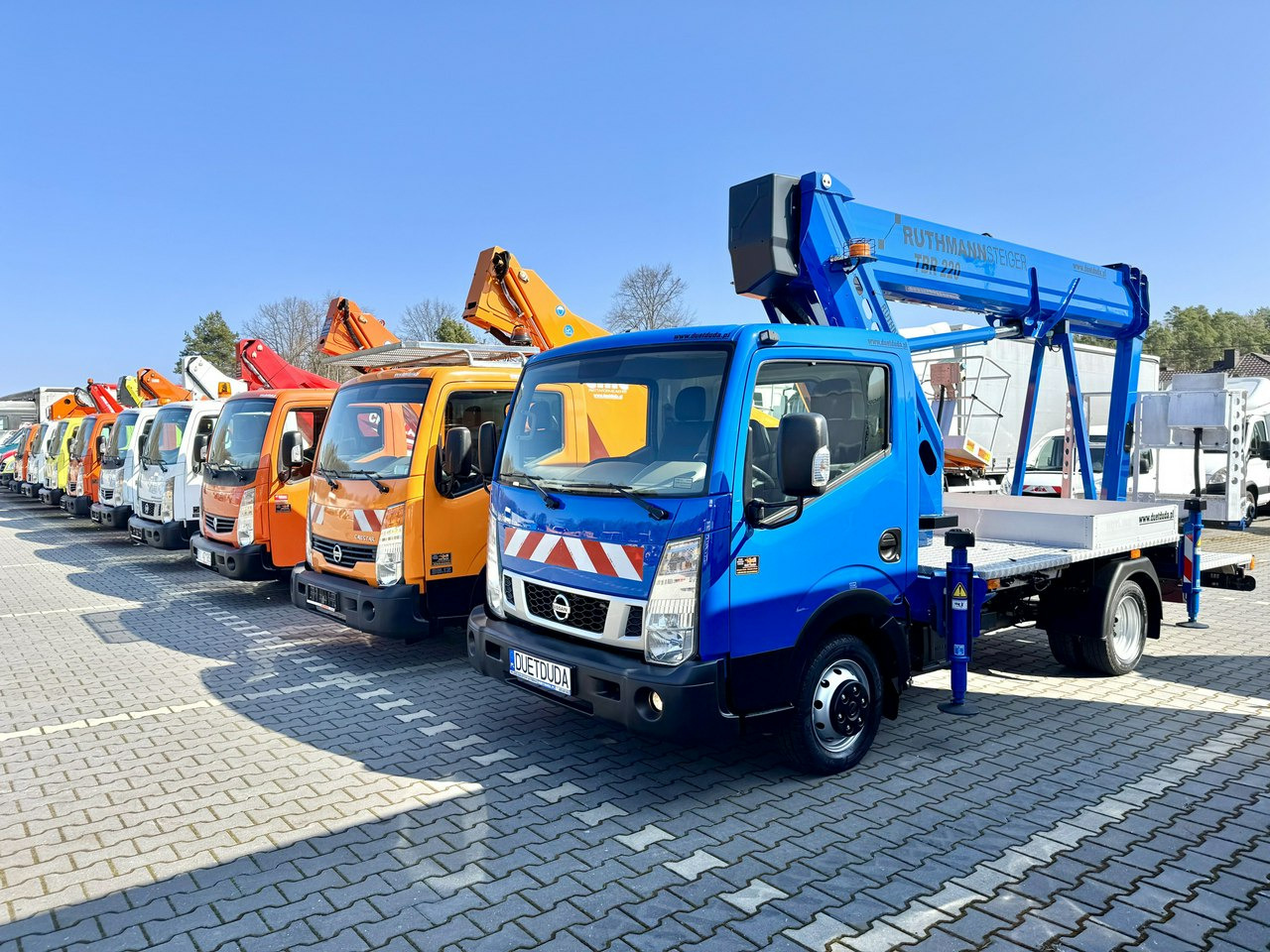 Nissan Cabstar - Caminhão com plataforma aérea: foto 1 Nissan Cabstar - Caminhão com plataforma aérea: foto 1