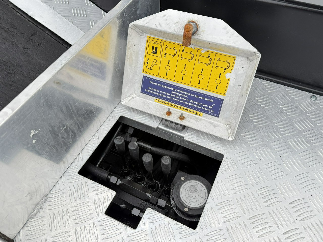 Nissan Cabstar - Caminhão com plataforma aérea: foto 5 Nissan Cabstar - Caminhão com plataforma aérea: foto 5