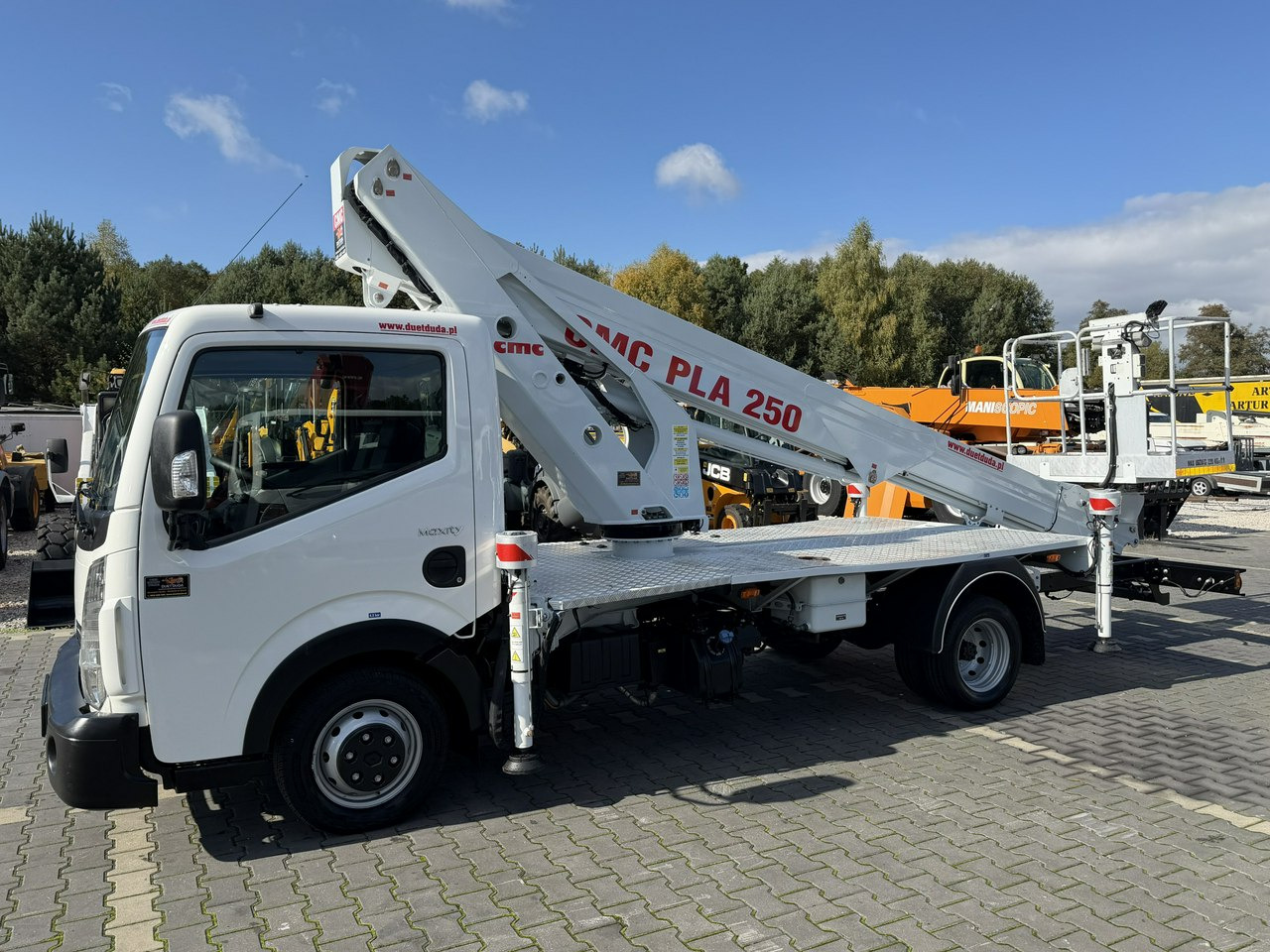 Renault Maxity - Caminhão com plataforma aérea: foto 2 Renault Maxity - Caminhão com plataforma aérea: foto 2