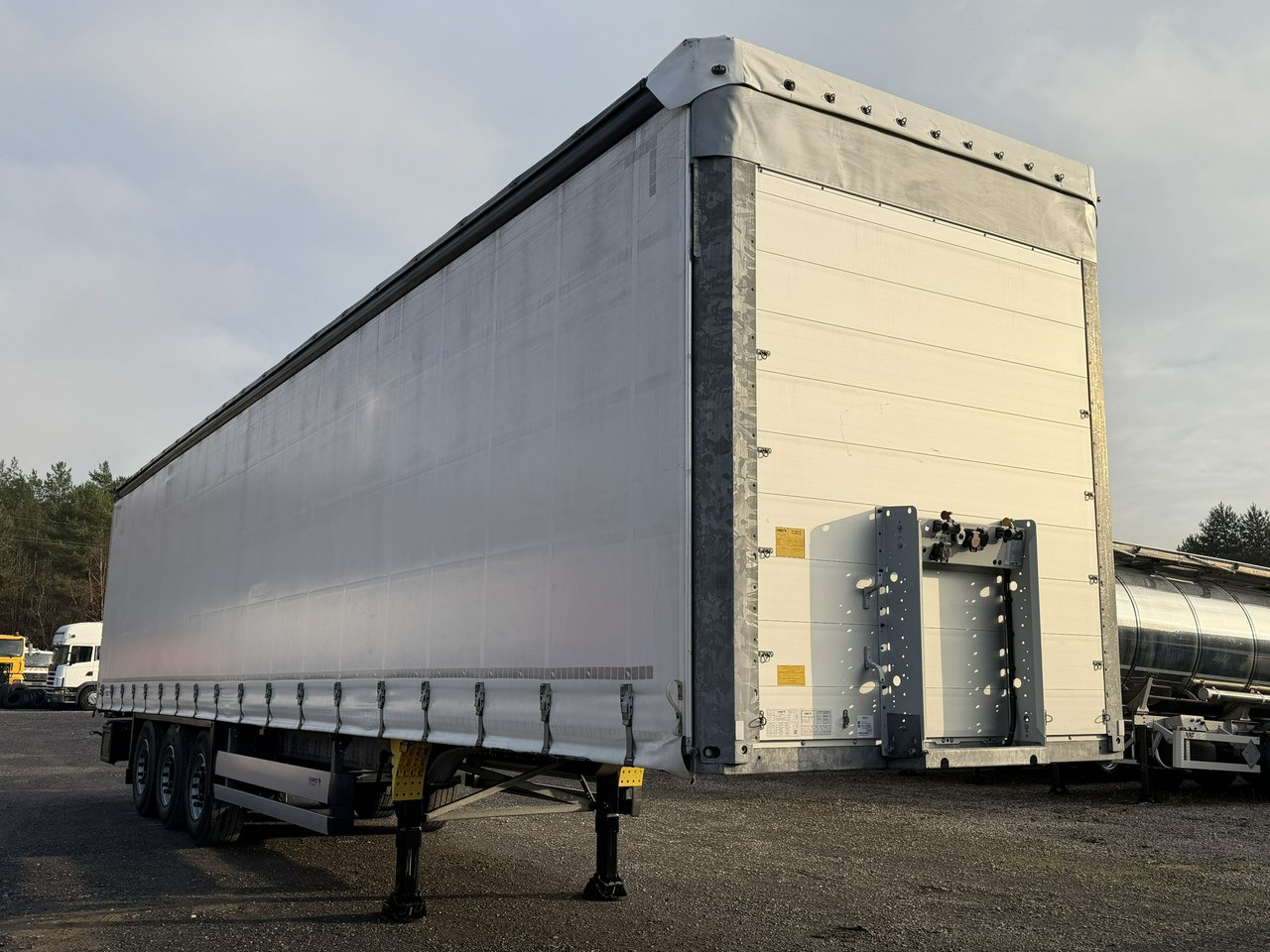 Schmitz Cargobull Standard Rama Ocynk Oś podnoszona Grudzień 2019r - Semi-reboque de lona: foto 4 Schmitz Cargobull Standard Rama Ocynk Oś podnoszona Grudzień 2019r - Semi-reboque de lona: foto 4