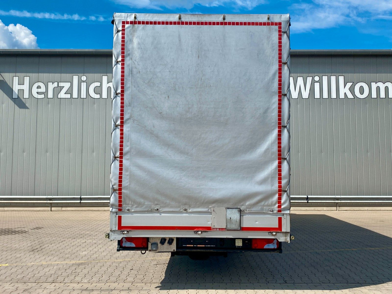 MAN TGL 8.220 I Pritsche Plane*Klima*2Tank*Automatik - Furgão de toldo: foto 4 MAN TGL 8.220 I Pritsche Plane*Klima*2Tank*Automatik - Furgão de toldo: foto 4
