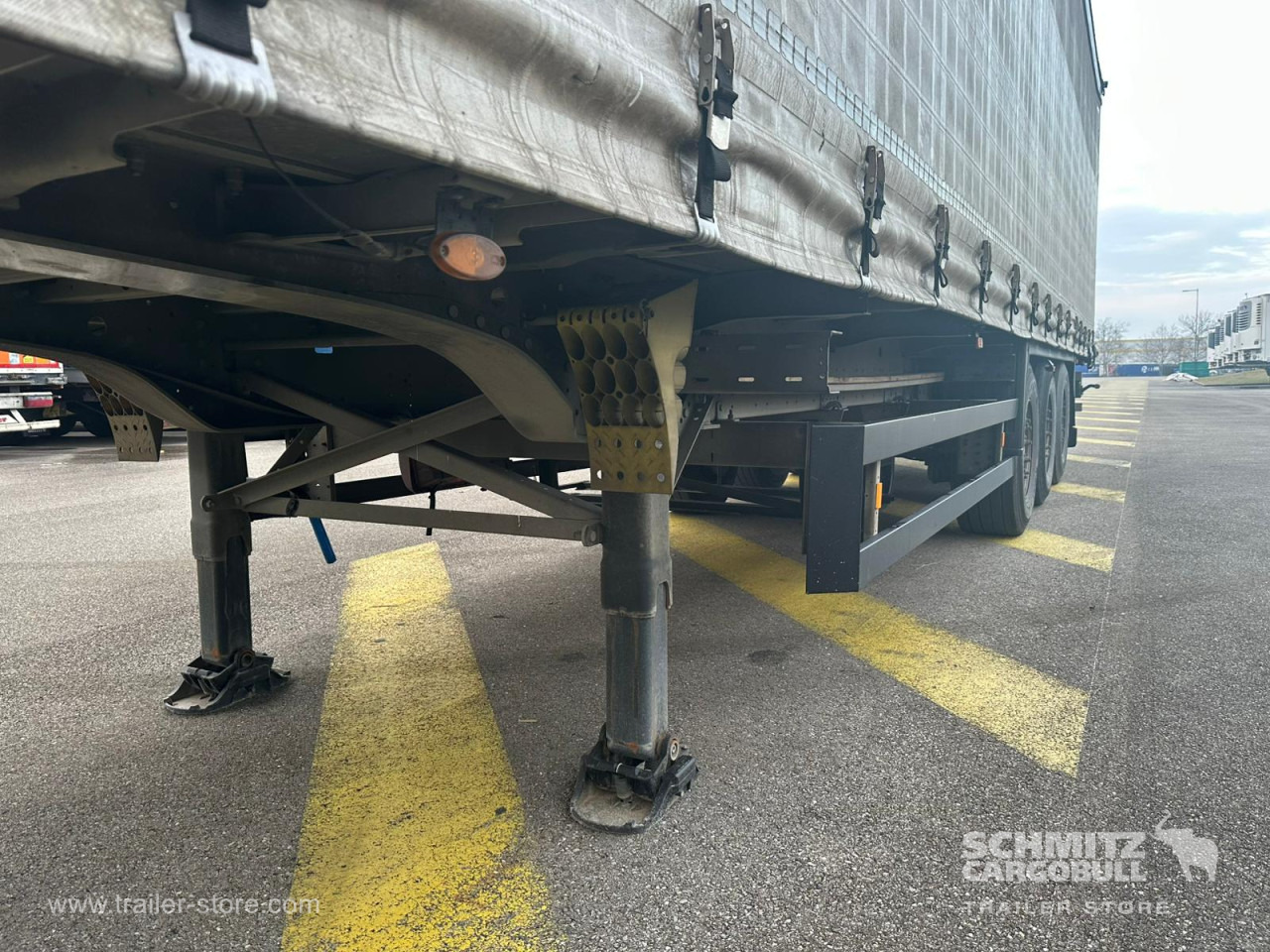 SCHMITZ Curtainsider Standard - Semi-reboque de lona: foto 3 SCHMITZ Curtainsider Standard - Semi-reboque de lona: foto 3