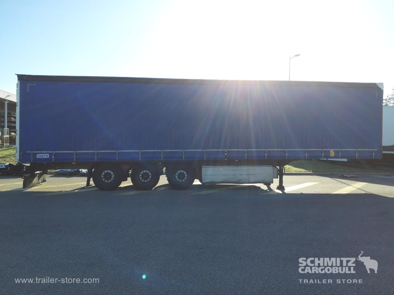 SCHMITZ Curtainsider Standard - Semi-reboque de lona: foto 2 SCHMITZ Curtainsider Standard - Semi-reboque de lona: foto 2