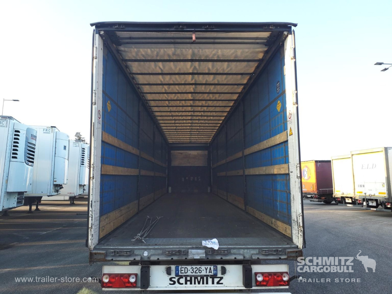 SCHMITZ Curtainsider Standard - Semi-reboque de lona: foto 3 SCHMITZ Curtainsider Standard - Semi-reboque de lona: foto 3