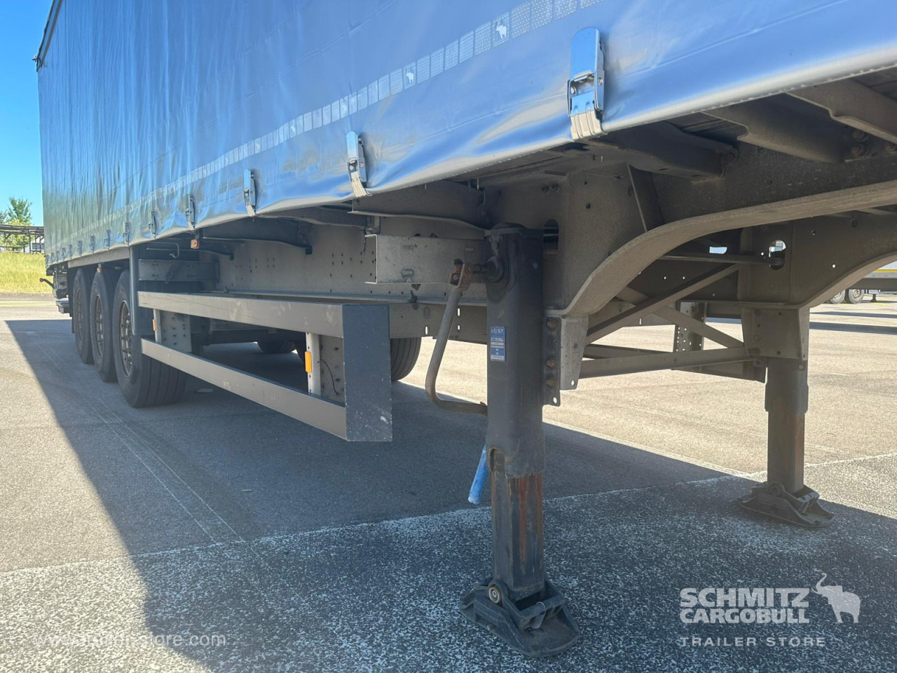 SCHMITZ Curtainsider Standard Taillift - Semi-reboque de lona: foto 3 SCHMITZ Curtainsider Standard Taillift - Semi-reboque de lona: foto 3