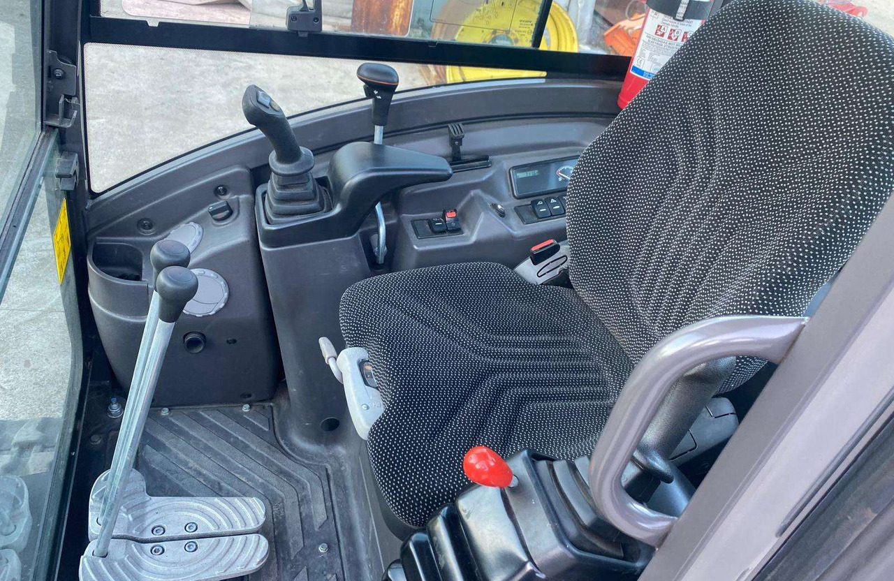 Mini escavadeira Volvo EC27D: foto 8