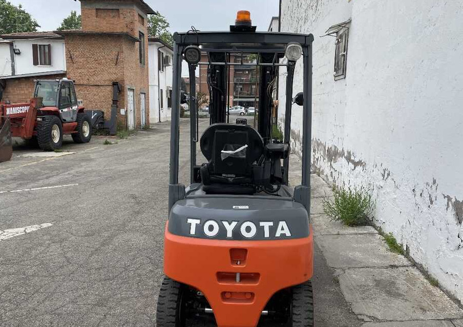 Toyota 8 FBMK20T (Batteria 90%) - Empilhadeira elétrica: foto 3 Toyota 8 FBMK20T (Batteria 90%) - Empilhadeira elétrica: foto 3