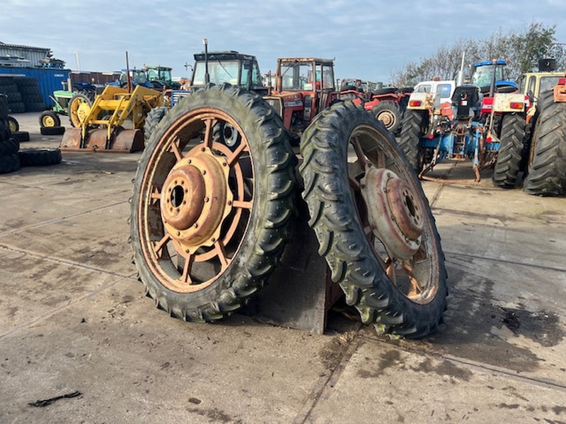 Kleber 9.5 R38 - Pneu: foto 1 Kleber 9.5 R38 - Pneu: foto 1