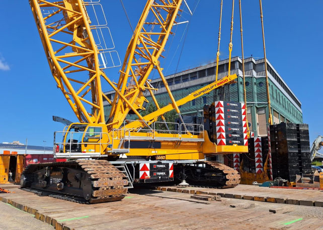 Terex Demag CC 3800-1 - Guindaste sobre esteiras: foto 1 Terex Demag CC 3800-1 - Guindaste sobre esteiras: foto 1