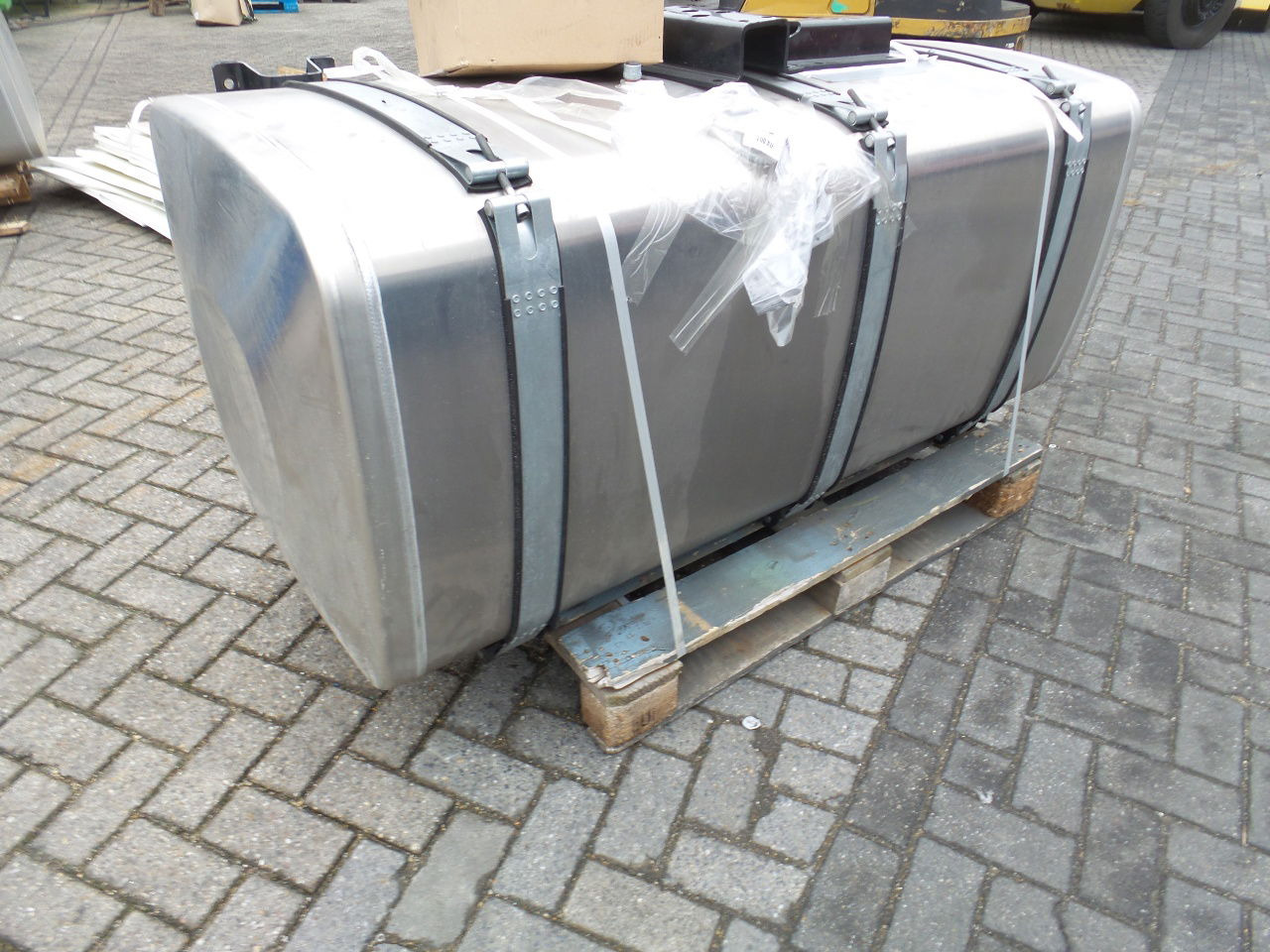 MAN 5 x Man 710 ltr tank orgineel / incl steunen / parts nr 81.12201-6949 - Tanque de combustível de Caminhão: foto 5 MAN 5 x Man 710 ltr tank orgineel / incl steunen / parts nr 81.12201-6949 - Tanque de combustível de Caminhão: foto 5