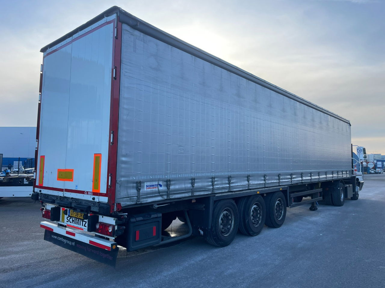 Schmitz Cargobull SCB-S3T EN 12642-XL Allu borden - disc brakes 2 x toolbox / tu - Semi-reboque de lona: foto 4 Schmitz Cargobull SCB-S3T EN 12642-XL Allu borden - disc brakes 2 x toolbox / tu - Semi-reboque de lona: foto 4