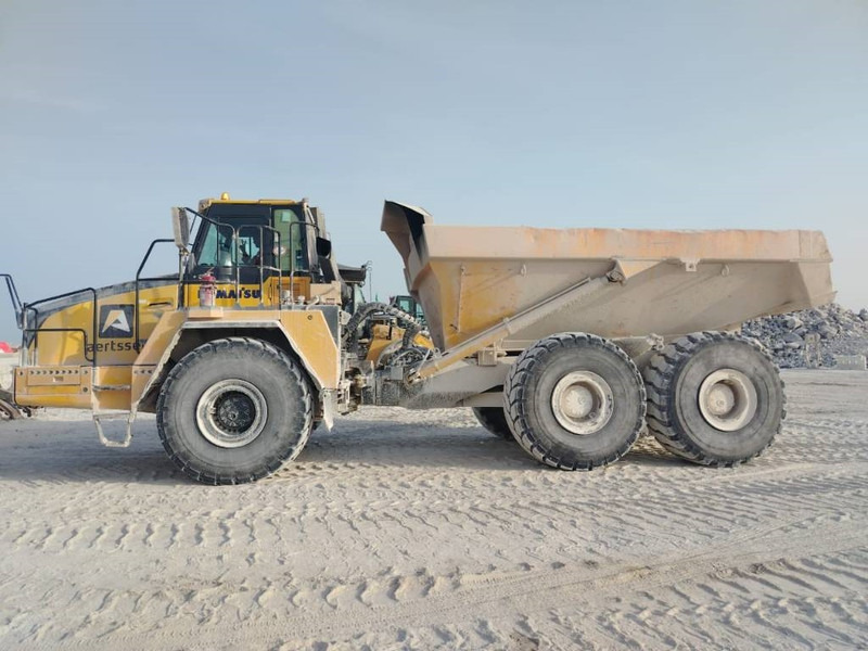 Komatsu HM400-3R (4 pieces available in Abu Dhabi) - Caminhão articulado: foto 1 Komatsu HM400-3R (4 pieces available in Abu Dhabi) - Caminhão articulado: foto 1