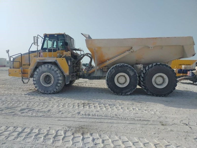 Komatsu HM400-3R (4 pieces available in Abu Dhabi) - Caminhão articulado: foto 1 Komatsu HM400-3R (4 pieces available in Abu Dhabi) - Caminhão articulado: foto 1