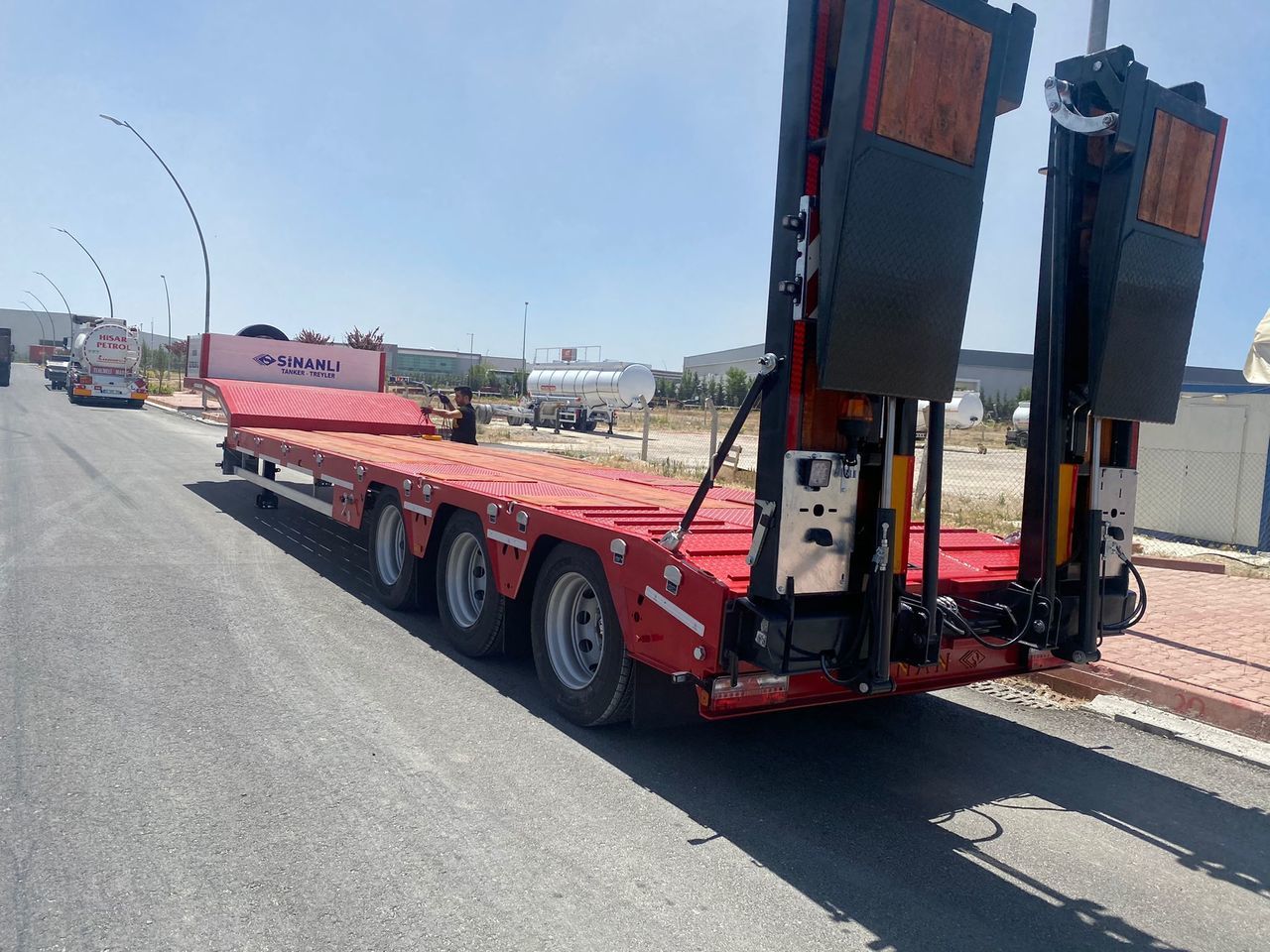 Lowbed Sinan Trailer Lowbed 3 axle - Semireboque baixa: foto 1 Lowbed Sinan Trailer Lowbed 3 axle - Semireboque baixa: foto 1