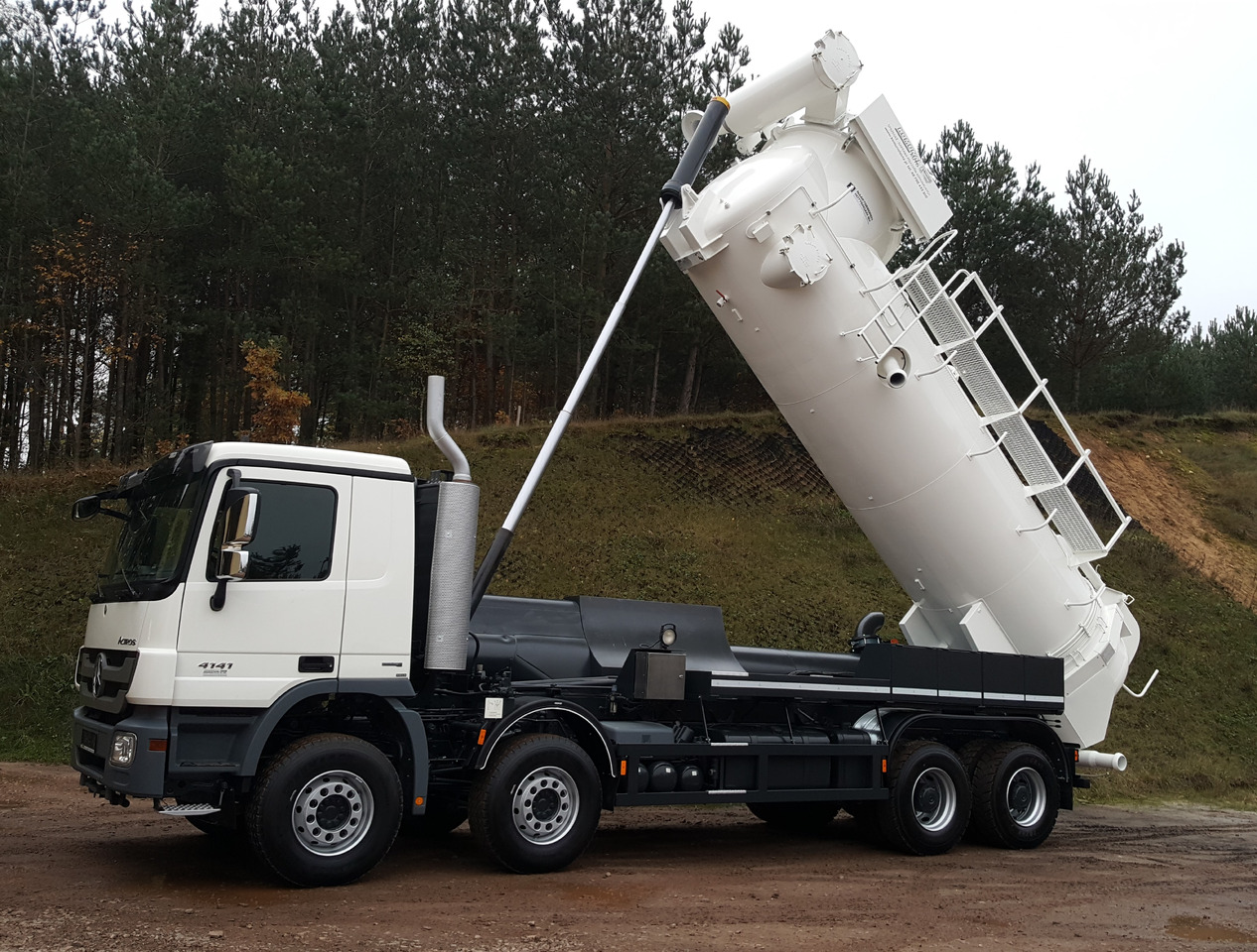 Mercedes NAAKTGEBOREN Vacu Press 8000 - Caminhão limpa fossa: foto 2 Mercedes NAAKTGEBOREN Vacu Press 8000 - Caminhão limpa fossa: foto 2