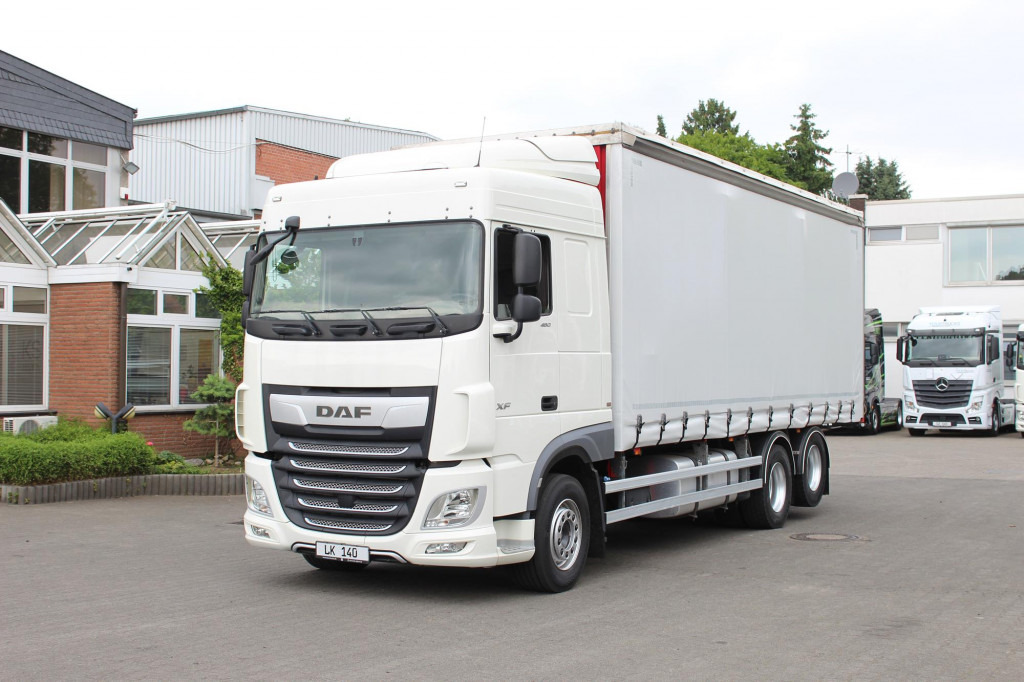 Daf XF 26.480 SC Plane Stapleraufnahme AHK Edscha - Caminhão com lona: foto 1 Daf XF 26.480 SC Plane Stapleraufnahme AHK Edscha - Caminhão com lona: foto 1