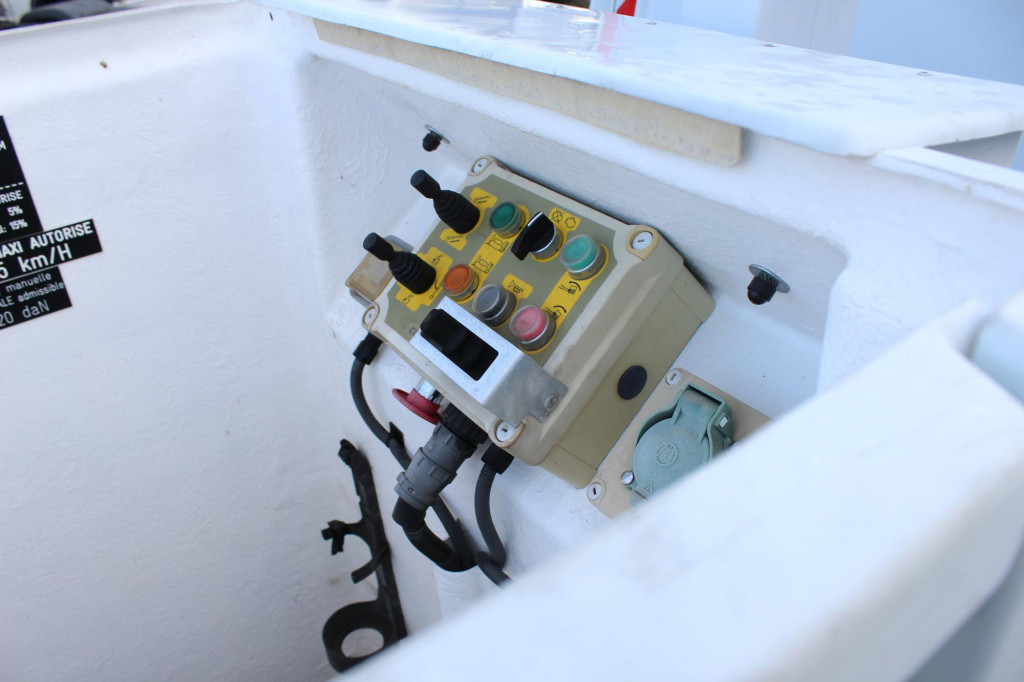 Renault Master Comilev 100TF1 10m Klima nur 167h HU-UVV - Caminhão com plataforma aérea: foto 3 Renault Master Comilev 100TF1 10m Klima nur 167h HU-UVV - Caminhão com plataforma aérea: foto 3