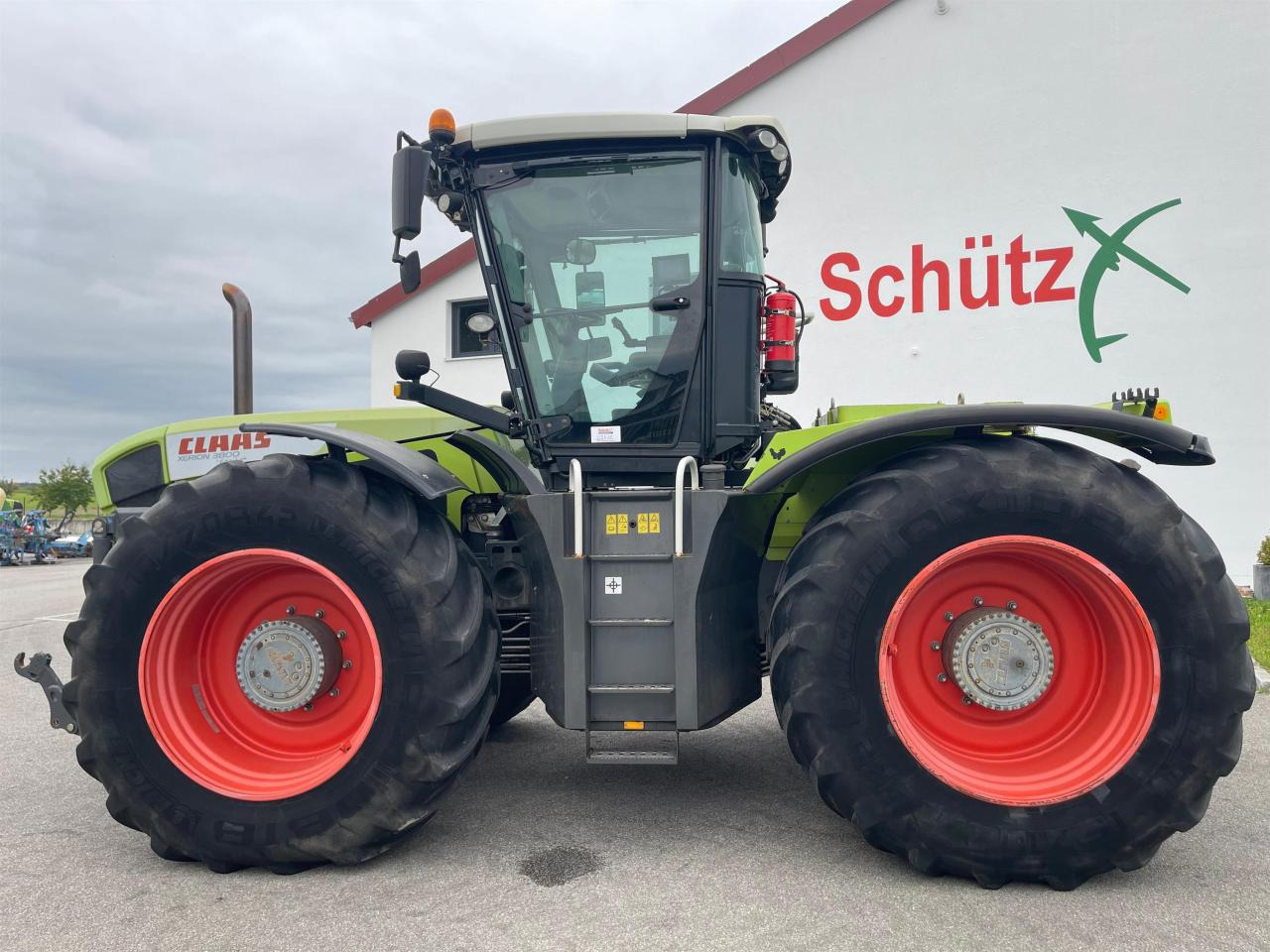 CLAAS Xerion 3800 Trac PTO mit GPS S3 mit Frontkraftheber und Heckzapfwelle, kommt vom Erstbesitzer, gepfl - Trator: foto 5 CLAAS Xerion 3800 Trac PTO mit GPS S3 mit Frontkraftheber und Heckzapfwelle, kommt vom Erstbesitzer, gepfl - Trator: foto 5