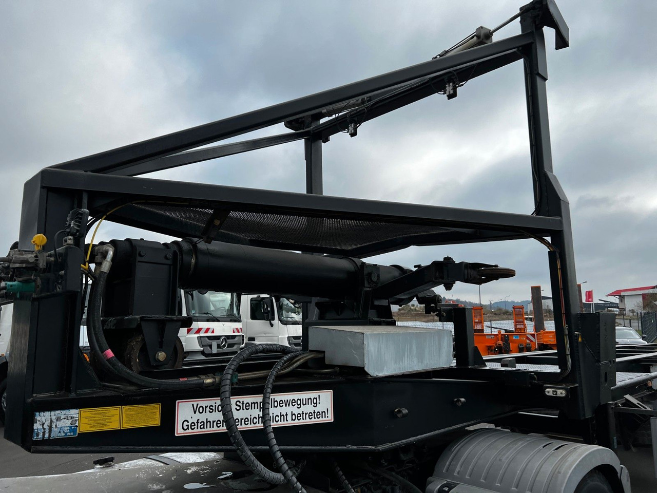 H&W 3- Achs Auflieger für Presscontainer H&W 3- Achs Auflieger für Presscontainer - Semireboque transportador de contêineres/ Caixa móvel: foto 3 H&W 3- Achs Auflieger für Presscontainer H&W 3- Achs Auflieger für Presscontainer - Semireboque transportador de contêineres/ Caixa móvel: foto 3