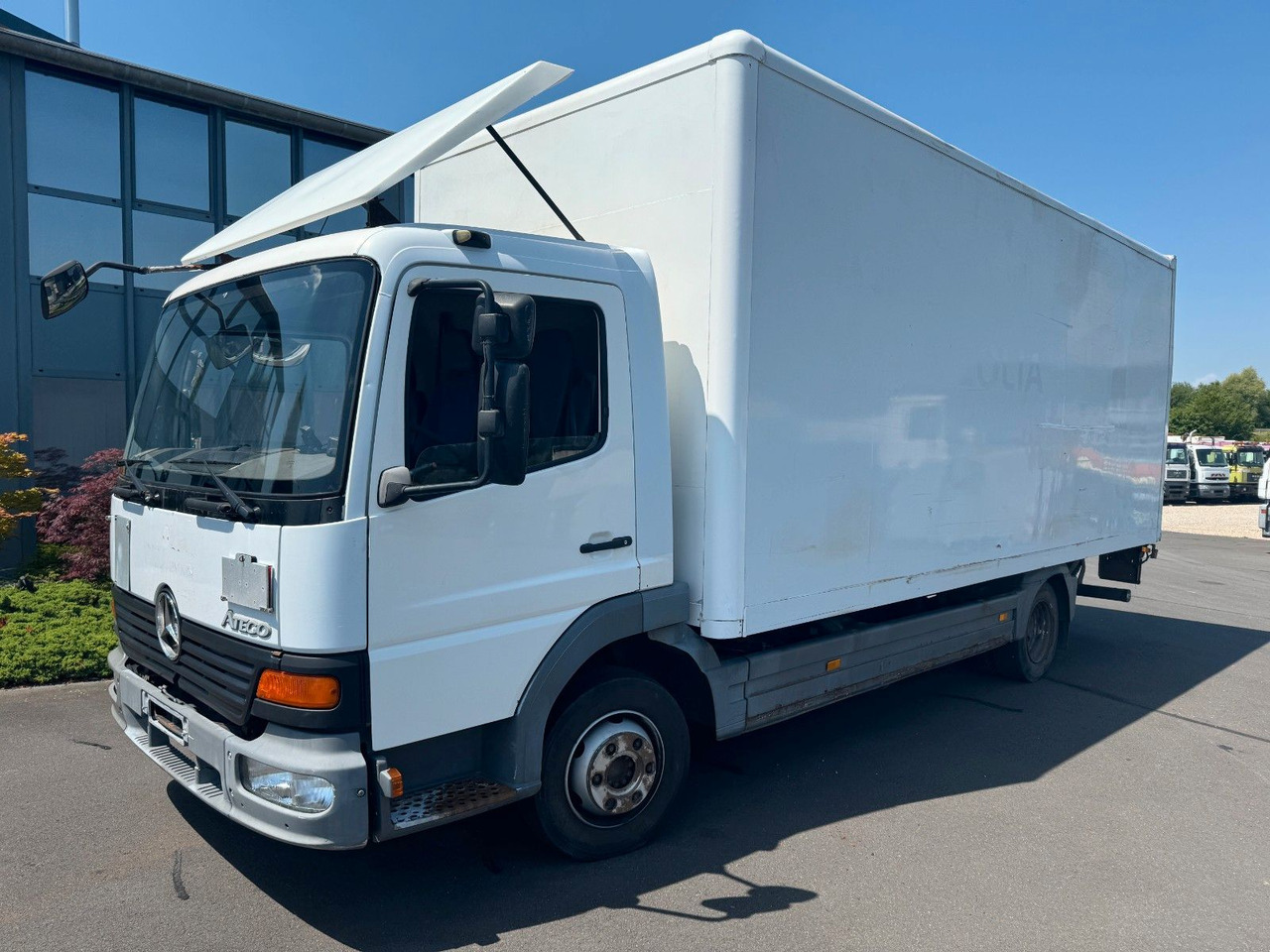 Mercedes-Benz 818 Koffer / LBW / AHK + DL - Carrinha de contentor: foto 1 Mercedes-Benz 818 Koffer / LBW / AHK + DL - Carrinha de contentor: foto 1