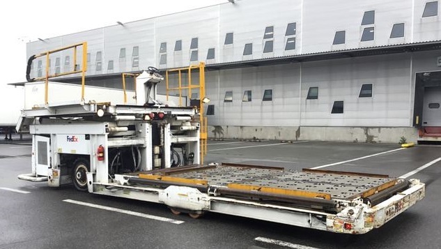 Lower Deck Loader FMC Commander 15 Wide - Elevador/ Carregador de contentores e paletes: foto 3 Lower Deck Loader FMC Commander 15 Wide - Elevador/ Carregador de contentores e paletes: foto 3