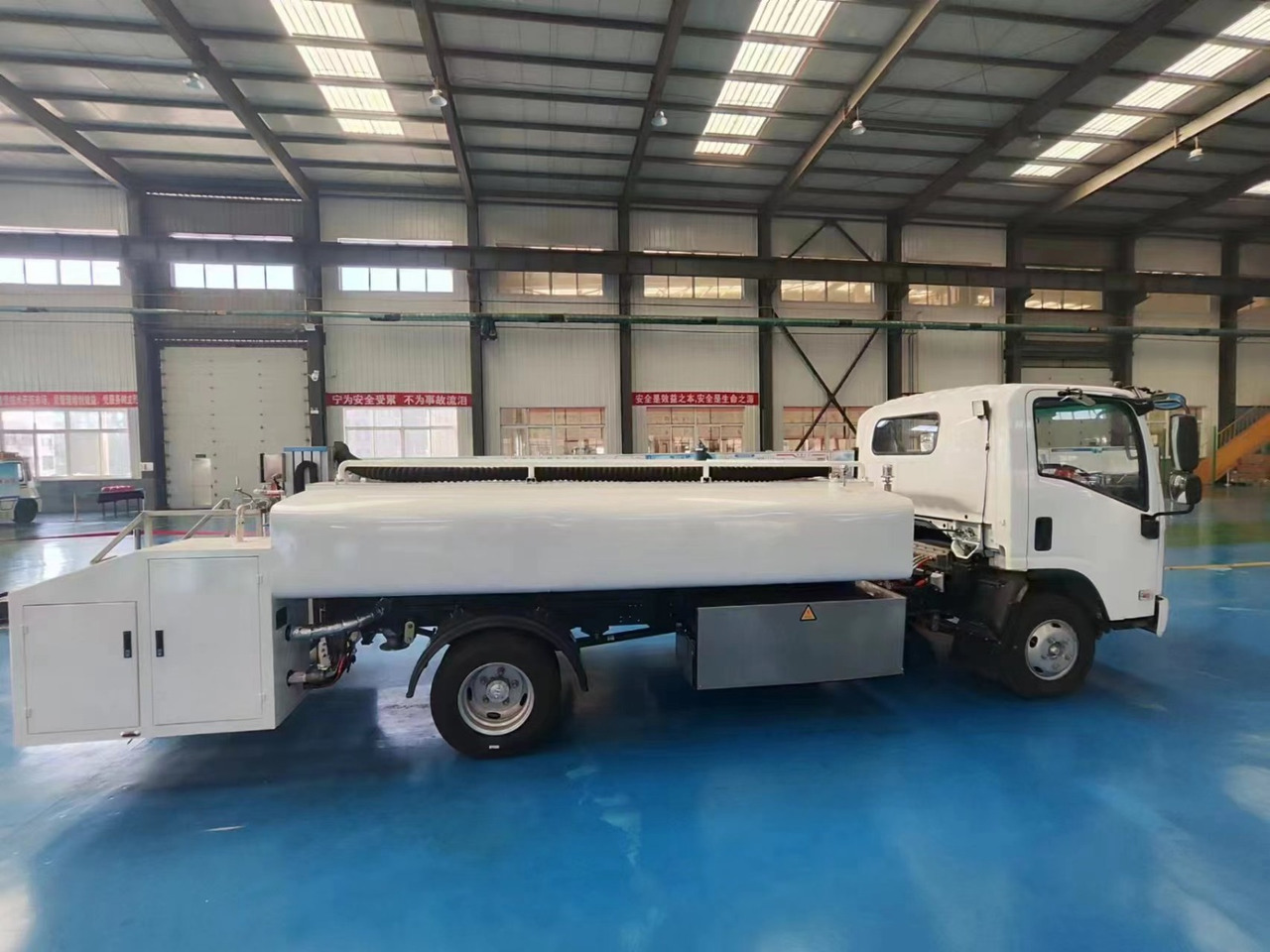 Toilet truck ISUZU - Caminhão para drenagem de lavatórios: foto 1 Toilet truck ISUZU - Caminhão para drenagem de lavatórios: foto 1