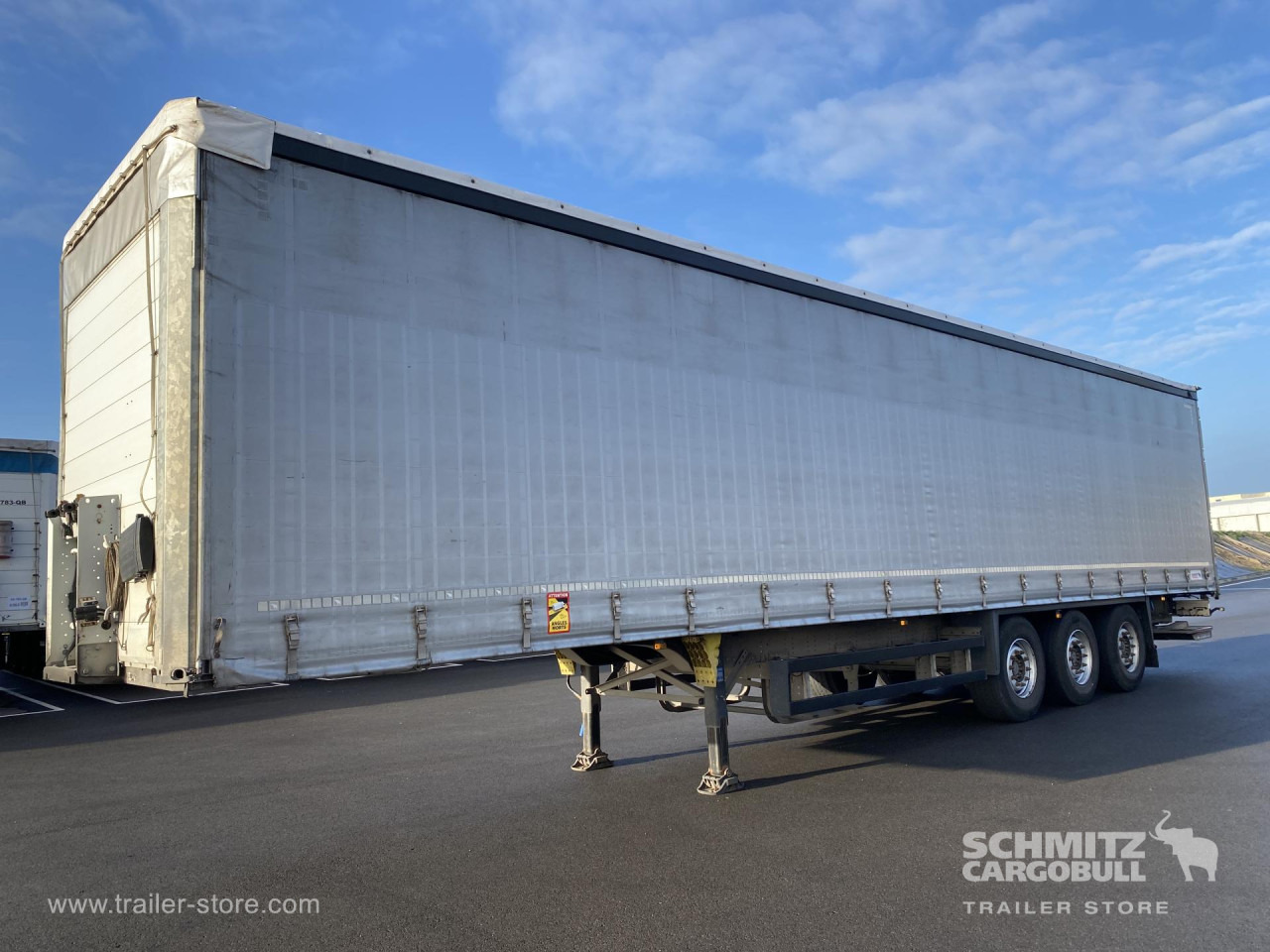 SCHMITZ Curtainsider Standard Taillift - Semi-reboque de lona: foto 1 SCHMITZ Curtainsider Standard Taillift - Semi-reboque de lona: foto 1