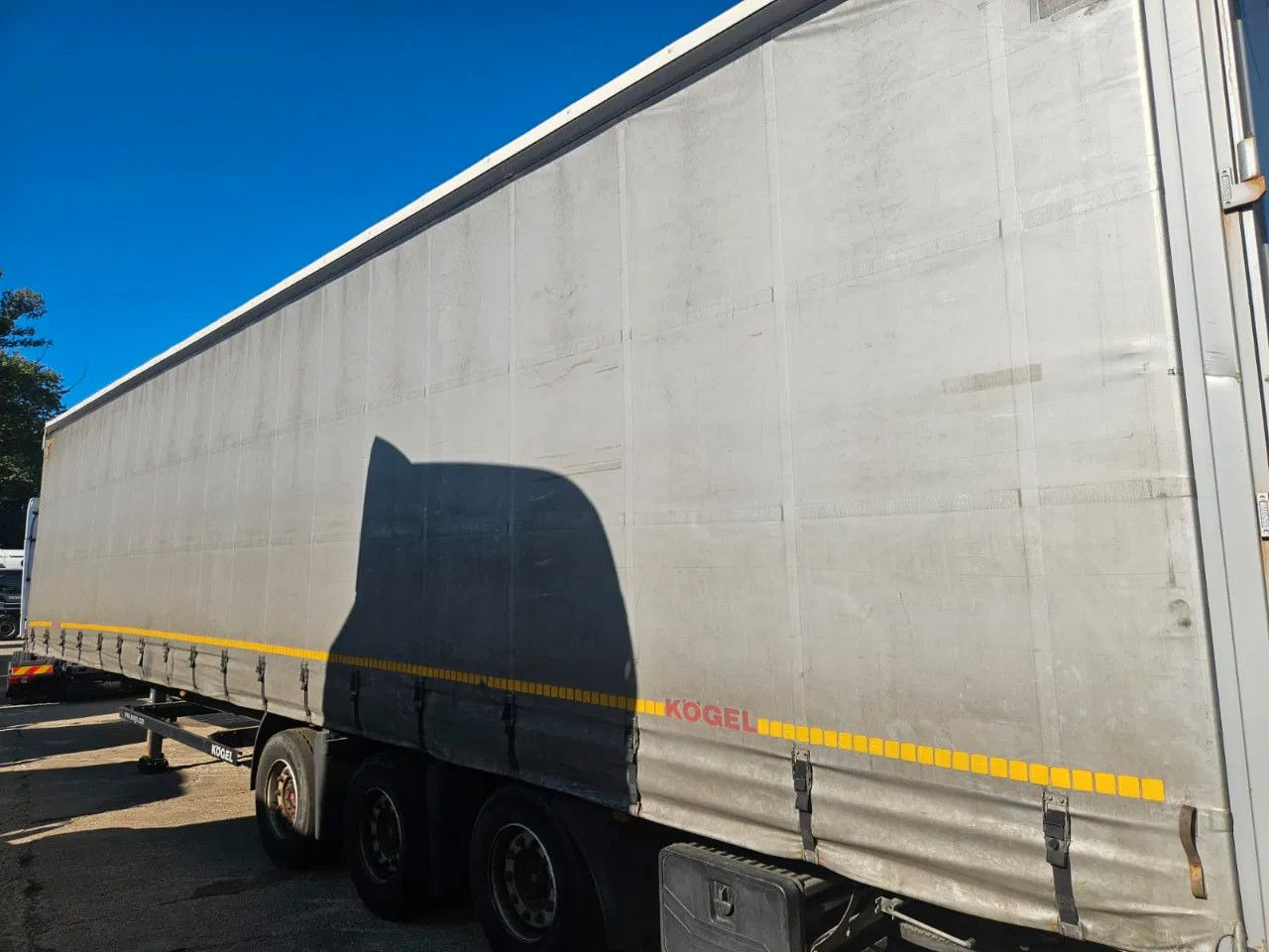 Kögel SN24 Mega Lifting Axle A - Semi-reboque de lona: foto 5 Kögel SN24 Mega Lifting Axle A - Semi-reboque de lona: foto 5