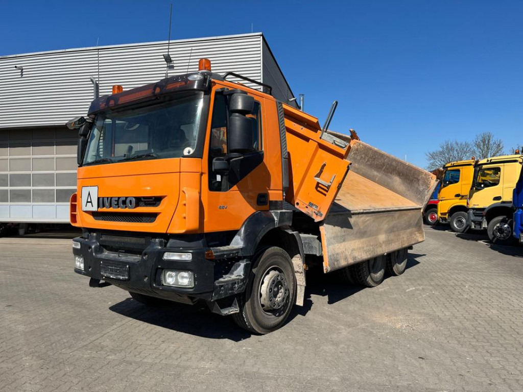 IVECO-MAGIRUS TRACKER AD260T50 6x4 3-Achs Kipper Schalter, Blatt - Caminhão basculante: foto 1 IVECO-MAGIRUS TRACKER AD260T50 6x4 3-Achs Kipper Schalter, Blatt - Caminhão basculante: foto 1