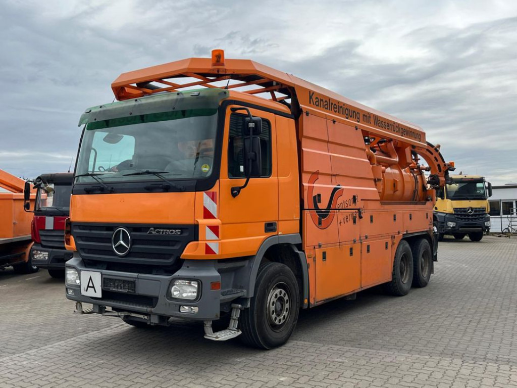 MERCEDES-BENZ Actros 2644 L 6x4 Saug + Spülwagen Kombi Saug+Spül super Zustand - Caminhão limpa fossa: foto 1 MERCEDES-BENZ Actros 2644 L 6x4 Saug + Spülwagen Kombi Saug+Spül super Zustand - Caminhão limpa fossa: foto 1