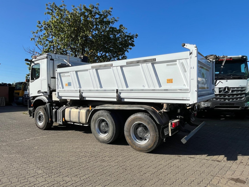 Caminhão basculante MERCEDES-BENZ Arocs 2645 K 6x4 3-Achs Kipper gr. Meiller Bordmatik 2 Stempel: foto 7