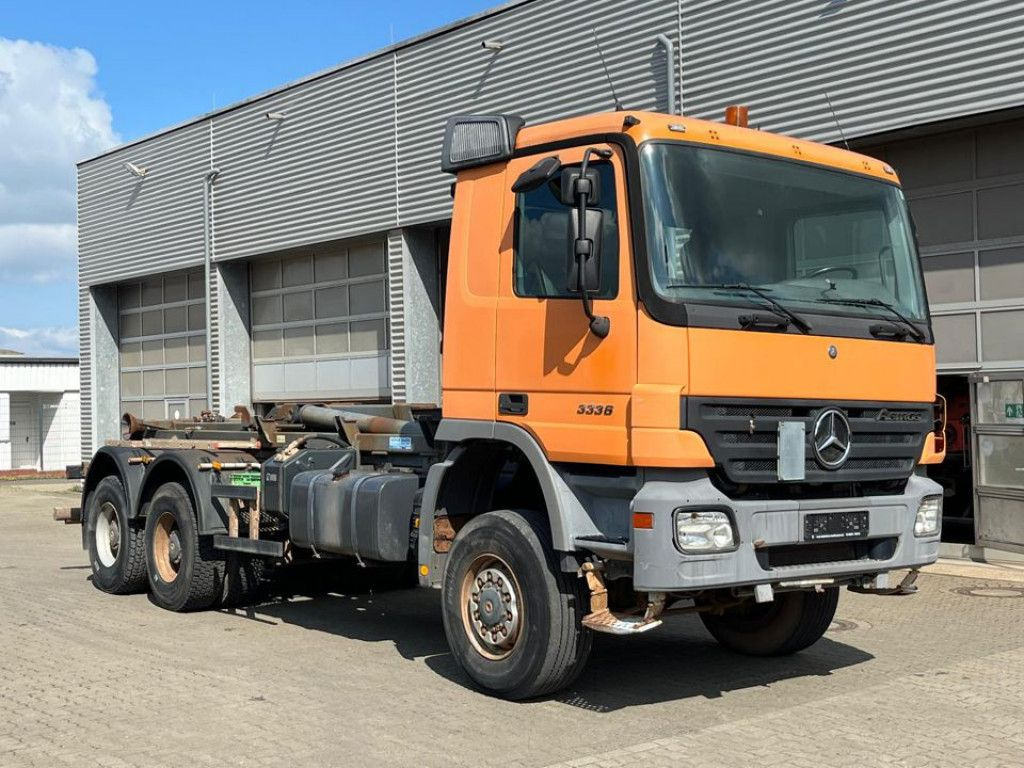 Mercedes-Benz Actros 3336 AK 6x6 Abrollkipper org. nur 84TKM - Caminhão polibenne: foto 2 Mercedes-Benz Actros 3336 AK 6x6 Abrollkipper org. nur 84TKM - Caminhão polibenne: foto 2