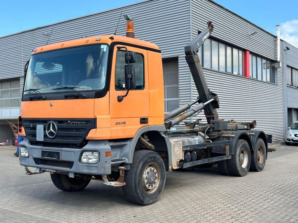 Mercedes-Benz Actros 3336 AK 6x6 Abrollkipper org. nur 84TKM - Caminhão polibenne: foto 1 Mercedes-Benz Actros 3336 AK 6x6 Abrollkipper org. nur 84TKM - Caminhão polibenne: foto 1