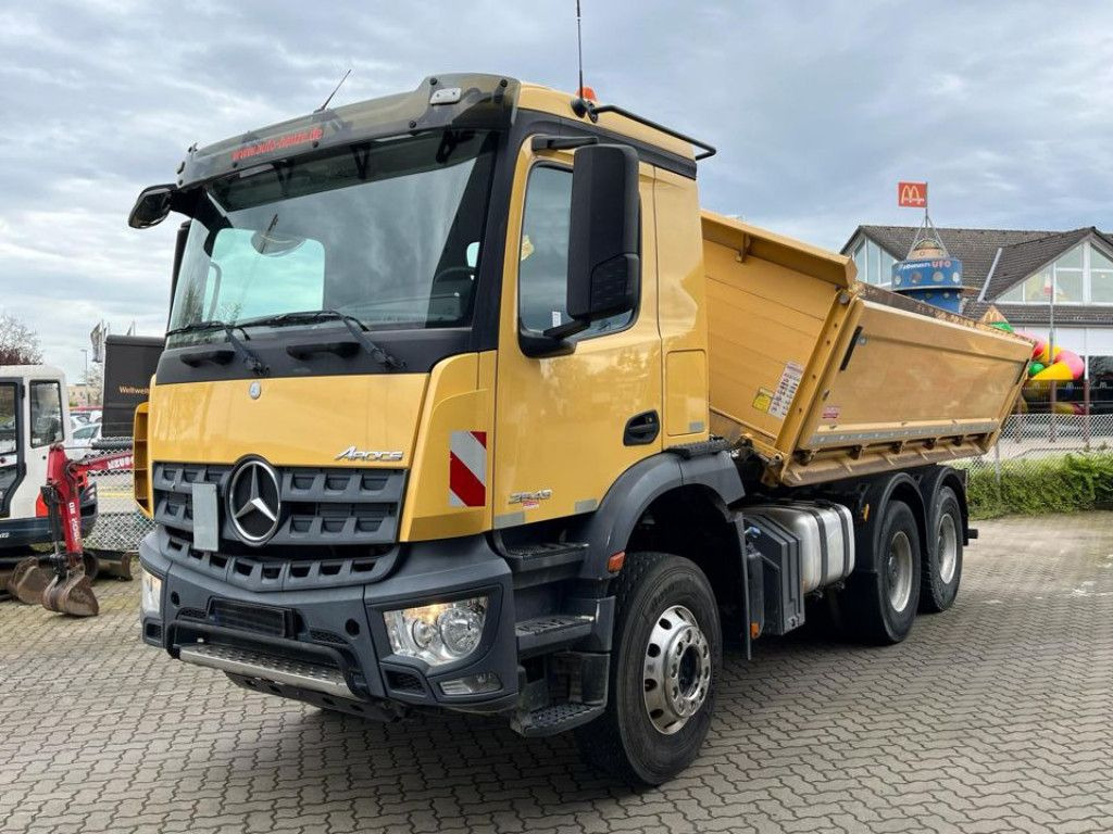 Mercedes-Benz Arocs 2643 K 6x4 3-Achs Kipper Blatt/Blatt, AP A - Caminhão basculante: foto 1 Mercedes-Benz Arocs 2643 K 6x4 3-Achs Kipper Blatt/Blatt, AP A - Caminhão basculante: foto 1
