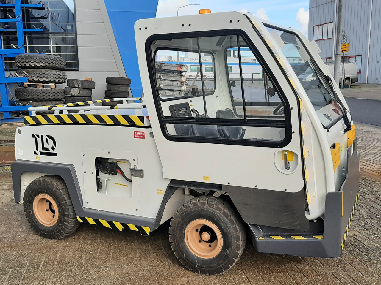 Baggage tractor TLD - Trator de bagagem: foto 1 Baggage tractor TLD - Trator de bagagem: foto 1