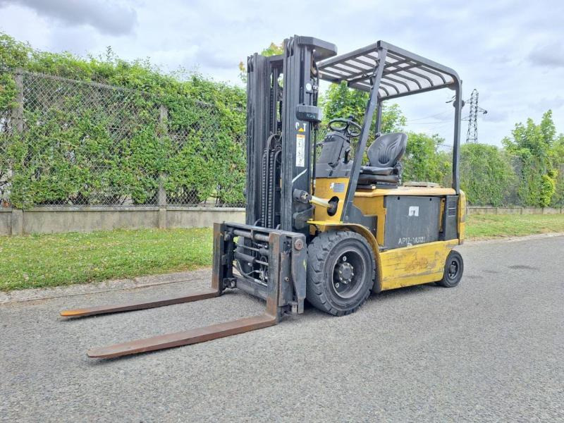 Caterpillar EP30K - Empilhadeira elétrica: foto 1 Caterpillar EP30K - Empilhadeira elétrica: foto 1