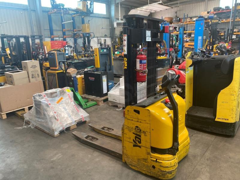 Yale Gerbeur accompagnant avec pesage Ravas - Stacker: foto 1 Yale Gerbeur accompagnant avec pesage Ravas - Stacker: foto 1