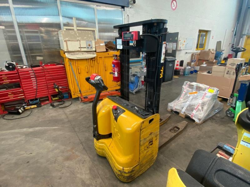 Yale Gerbeur accompagnant avec pesage Ravas - Stacker: foto 2 Yale Gerbeur accompagnant avec pesage Ravas - Stacker: foto 2