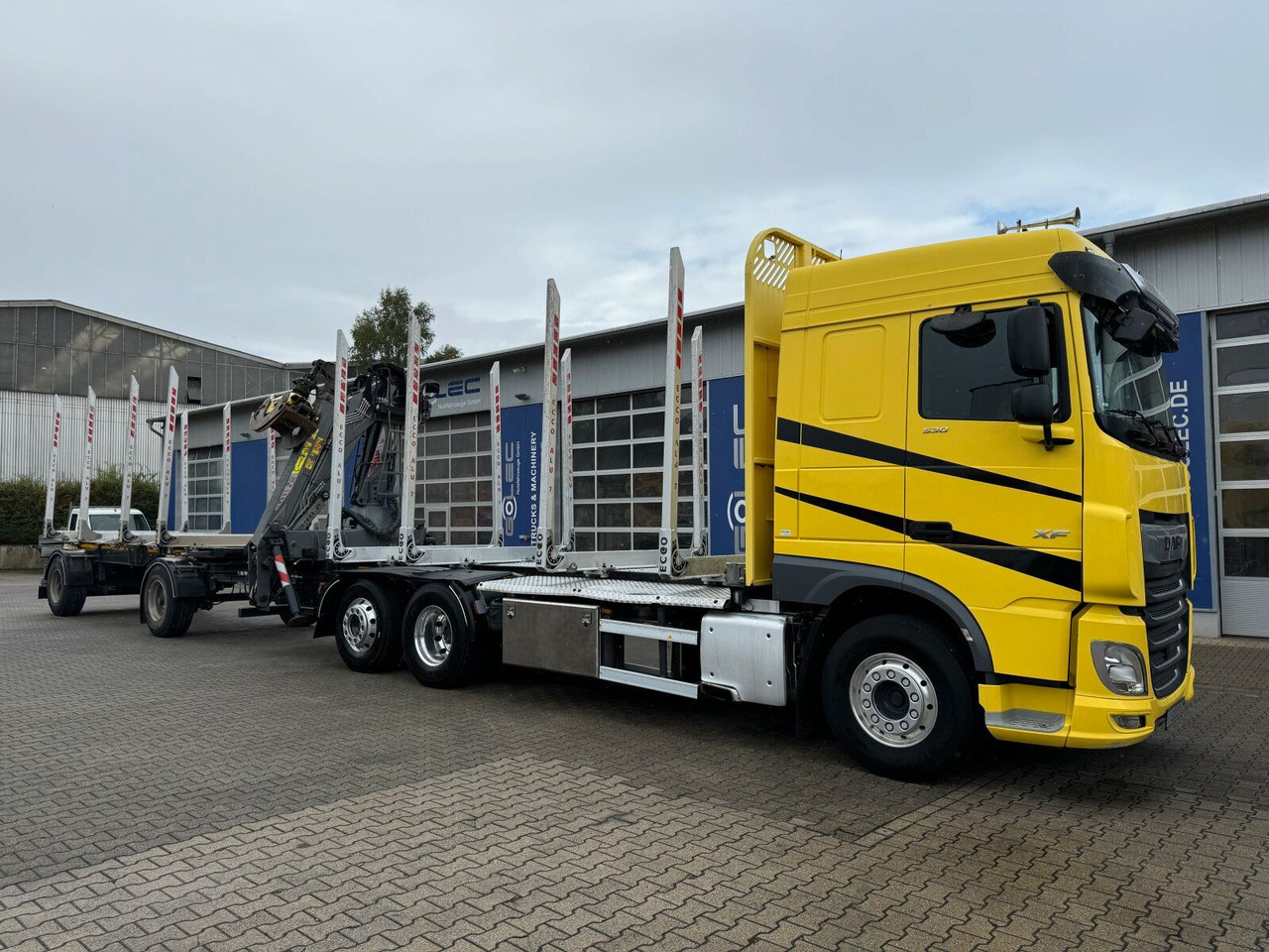 DAF XF 530 6x2 Holztransport Kran PENZ 15Z9.50 *Anh. - Caminhão florestal, Caminhão grua: foto 2 DAF XF 530 6x2 Holztransport Kran PENZ 15Z9.50 *Anh. - Caminhão florestal, Caminhão grua: foto 2