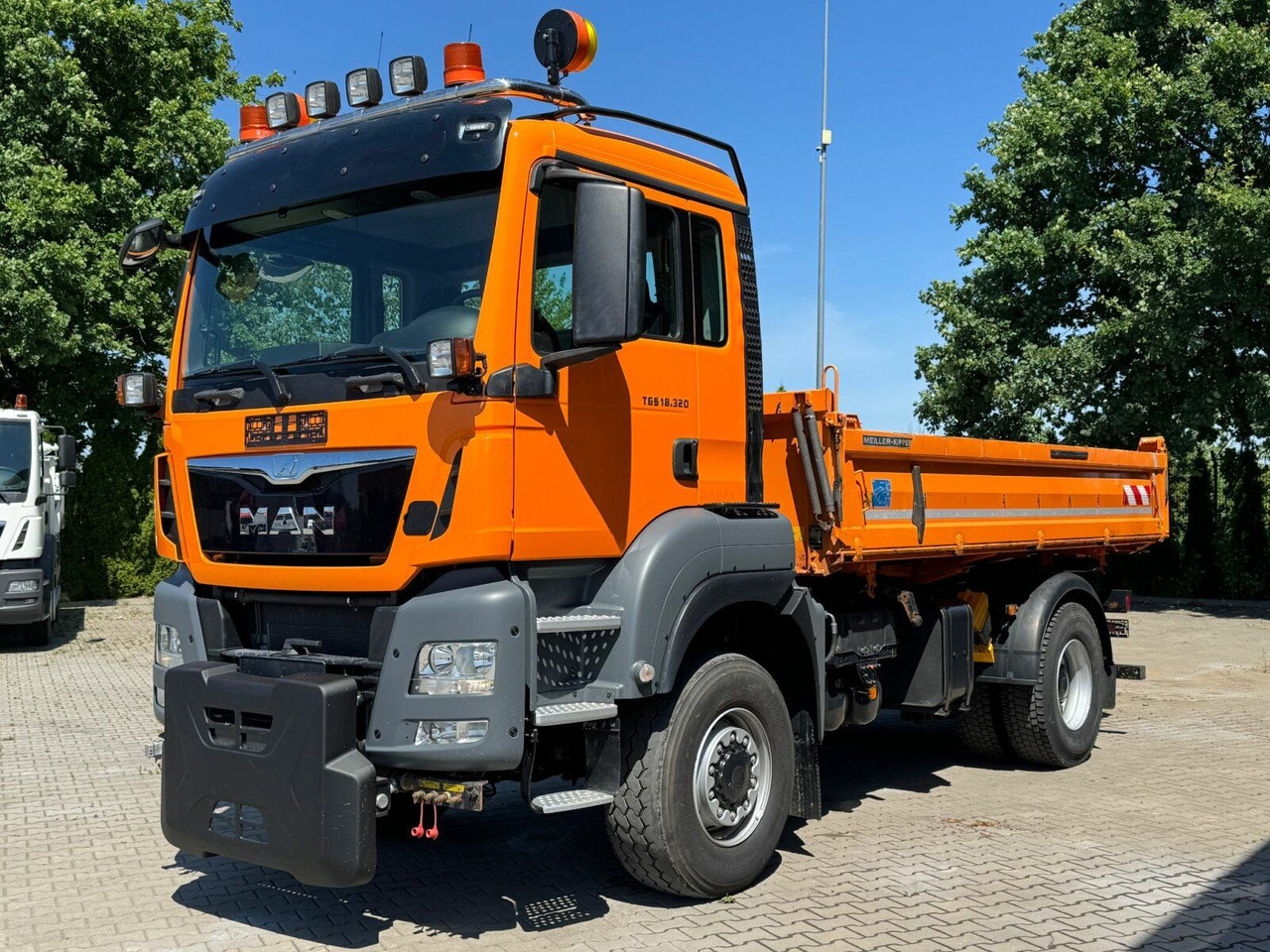 MAN TGS 18.320 4x4 BL Euro 6 Kipper + Winterdienst - Caminhão basculante: foto 2 MAN TGS 18.320 4x4 BL Euro 6 Kipper + Winterdienst - Caminhão basculante: foto 2