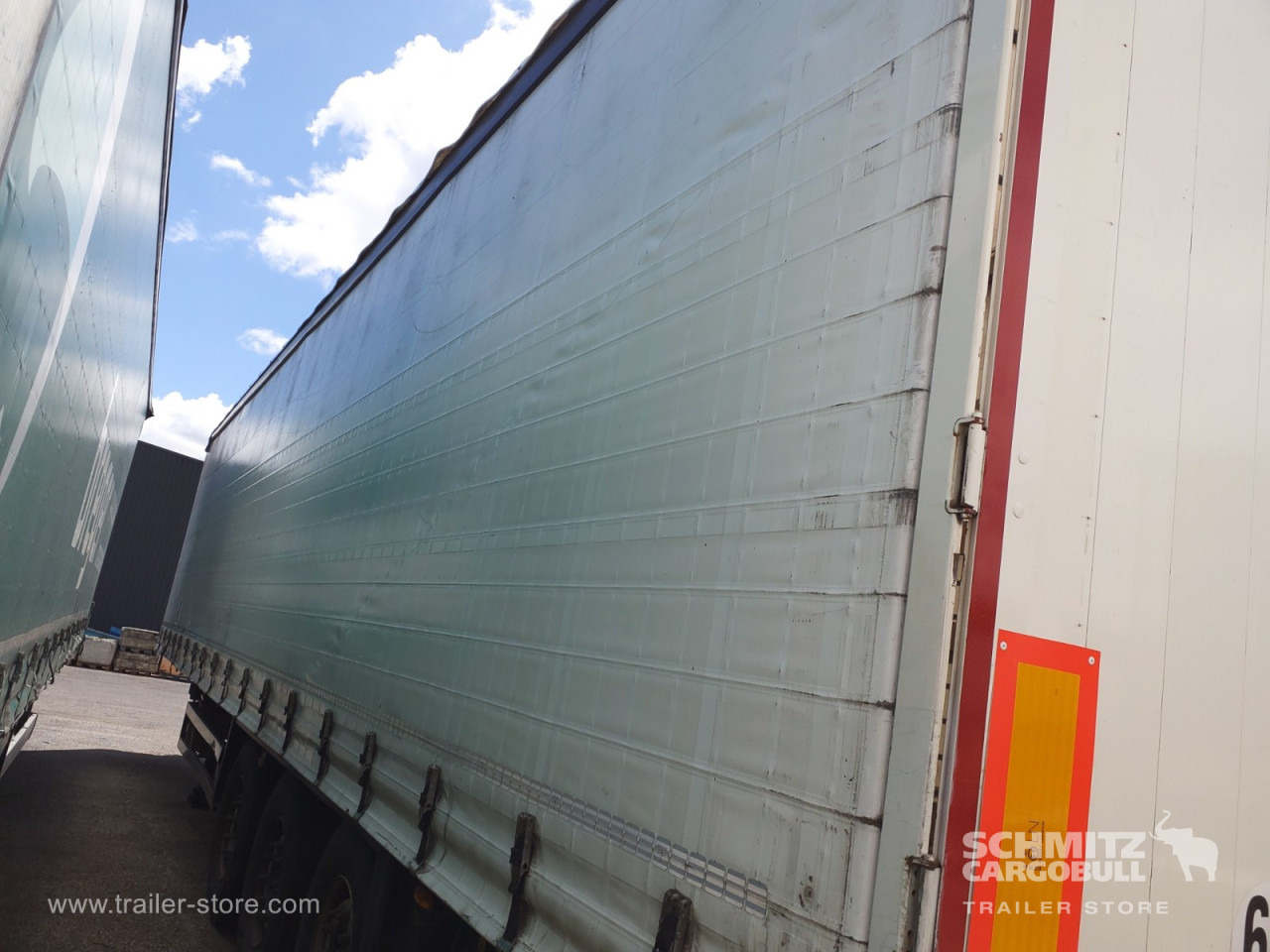SCHMITZ Curtainsider Standard Taillift - Semi-reboque de lona: foto 2 SCHMITZ Curtainsider Standard Taillift - Semi-reboque de lona: foto 2