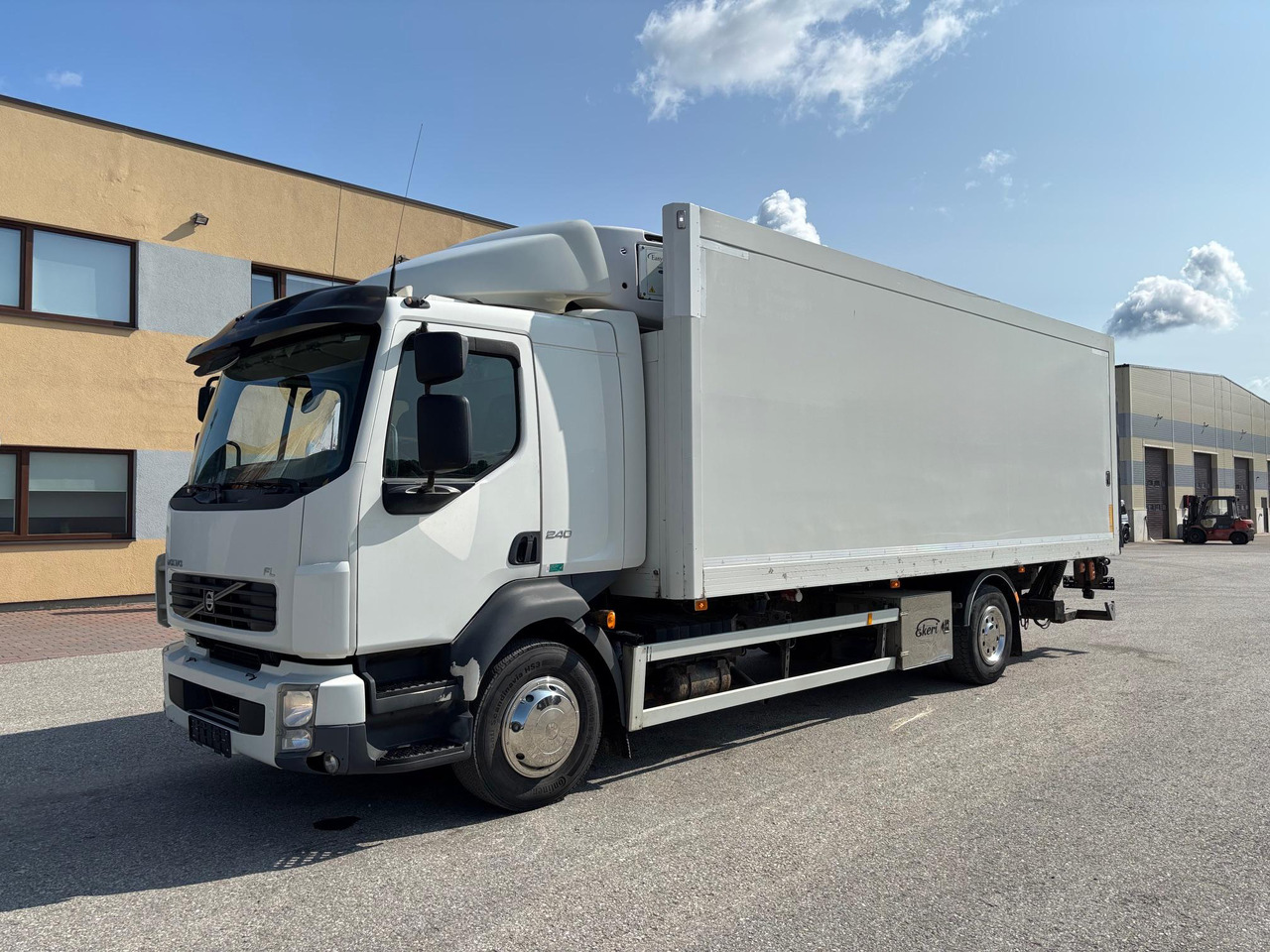 VOLVO FL240 - Caminhão frigorífico: foto 3 VOLVO FL240 - Caminhão frigorífico: foto 3