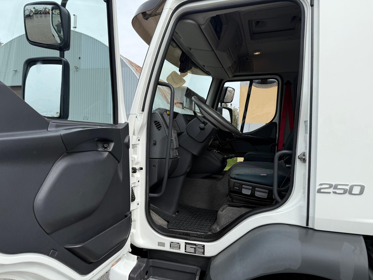 VOLVO FL250 - Caminhão furgão: foto 4 VOLVO FL250 - Caminhão furgão: foto 4
