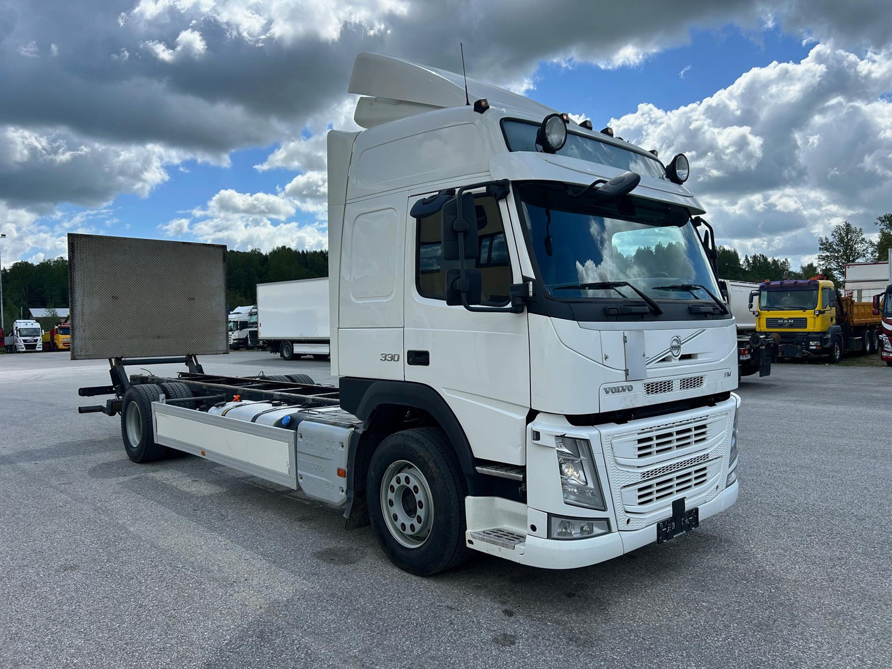 VOLVO FM330 - Caminhão chassi: foto 1 VOLVO FM330 - Caminhão chassi: foto 1