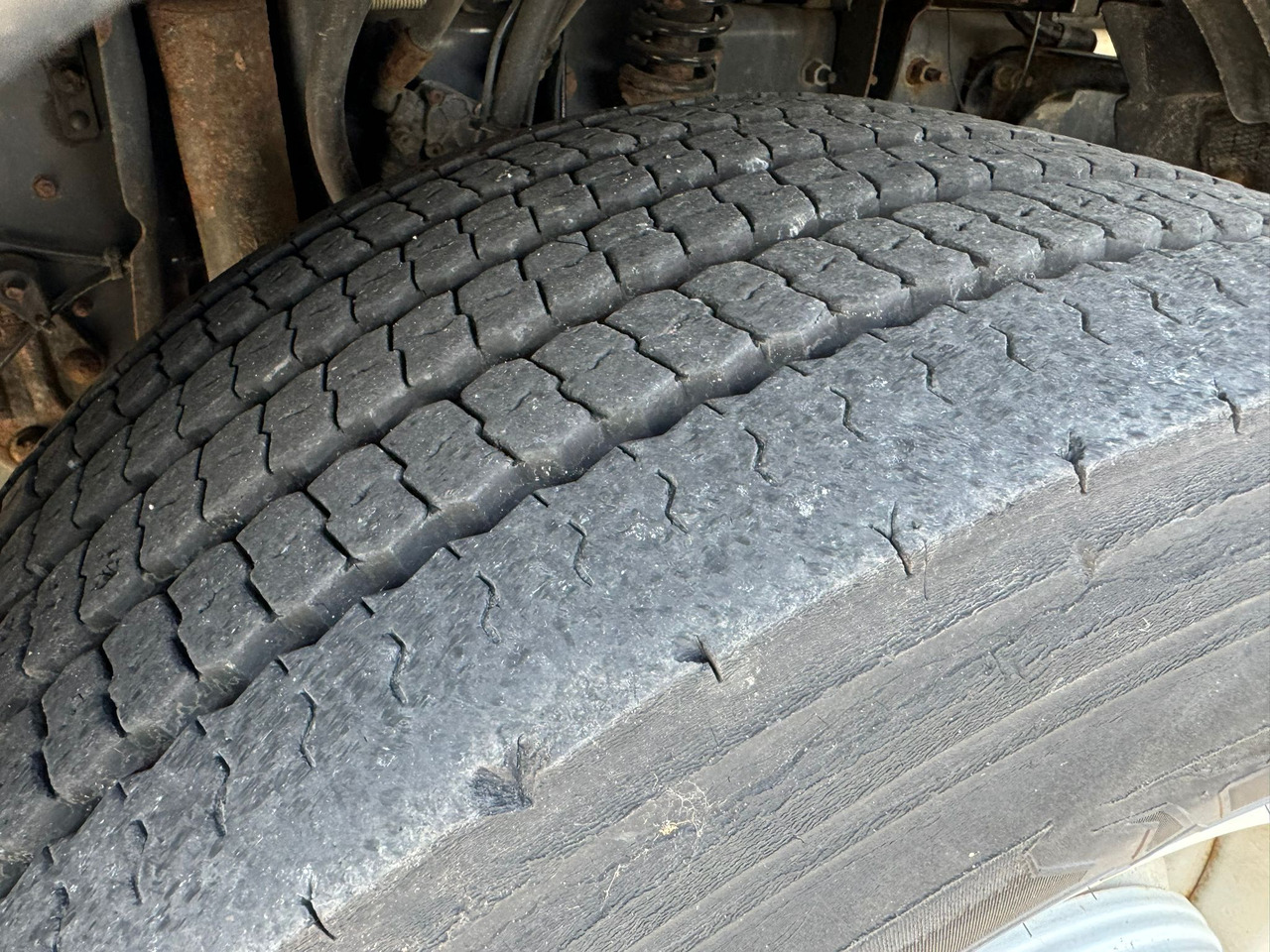 Caminhão frigorífico VOLVO FM330: foto 30