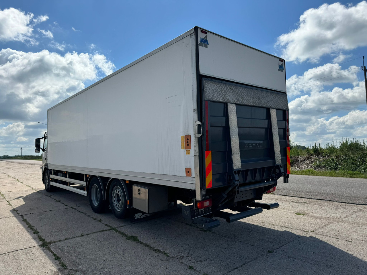 Caminhão frigorífico VOLVO FM330: foto 8